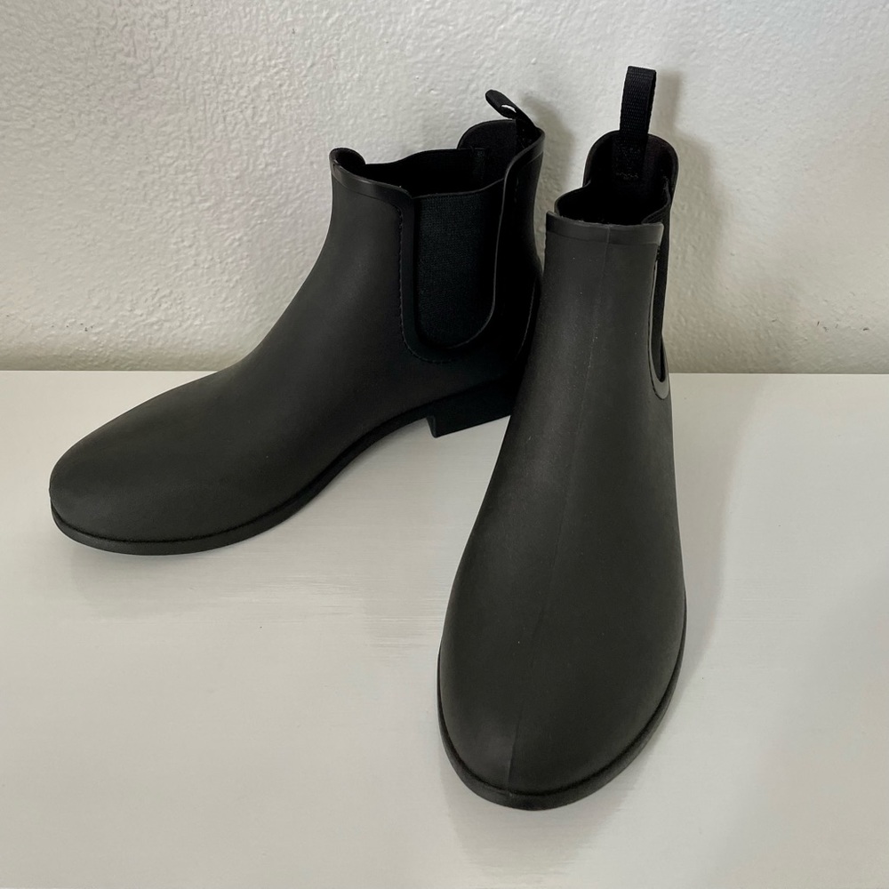 Women’s Crocs Freesail Chelsea Rain Boot, Size 9